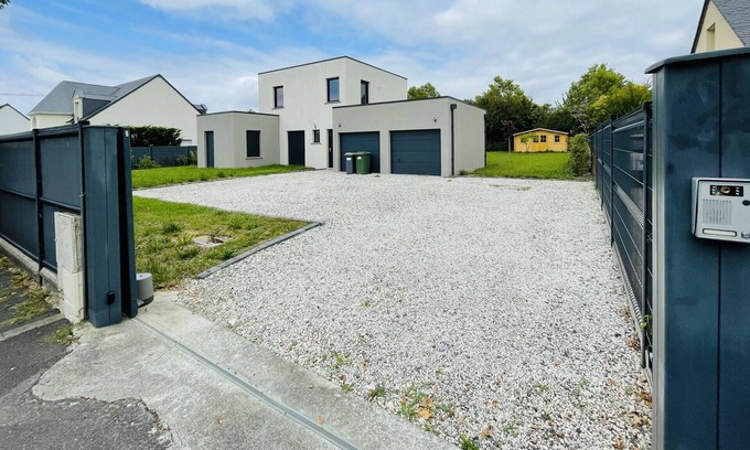 Saint-Cyr-sur-Loire House | Contemporary house with garden in Saint-Cyr-sur-Loire