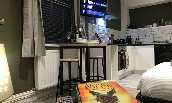 Wigan Apartment | Contemporary 1 bed Studio for Comfy Stay in Wigan