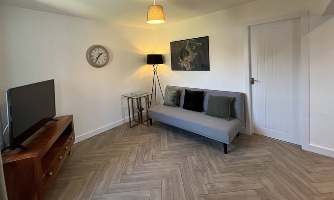 Normanton Apartment | Contemporary 1 Bedroom Apartment