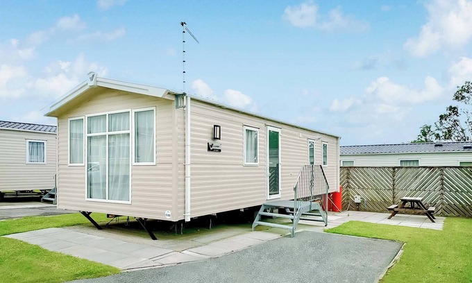 Cross Inn House | Contemporary 12ft-wide caravan with one double and one twin.