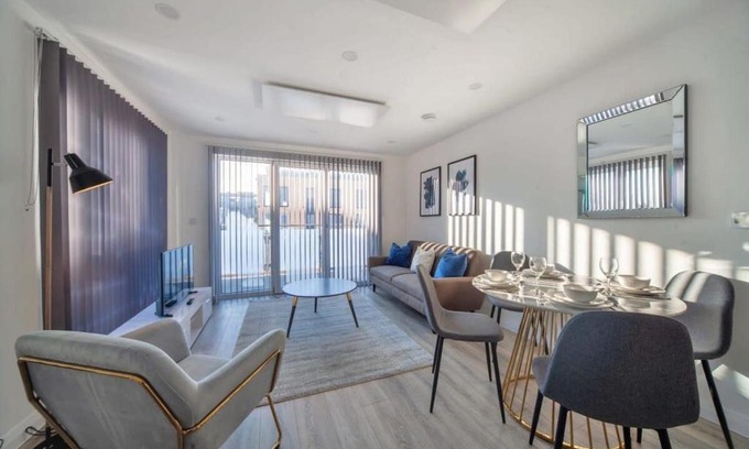 Ashford Apartment | Contemporary 2 Bedroom Apartment in Ashford