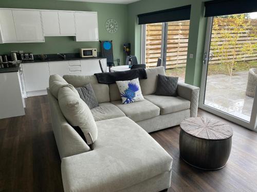 Nairn House | Contemporary 2 Bedroom En-suite Ground Floor Flat with Free Parking