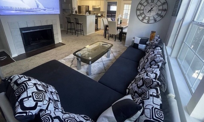 Lavista Park Apartment | CONTEMPORARY 2 BEDROOM SUITE