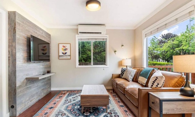 University Park House | Contemporary 2-Bedroom Retreat: Near UP and St. Johns