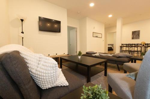 Union City Apartment | Contemporary 3-Bed Haven mins to NYC