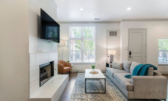 Highland Park Apartment | Contemporary 3BR, in unit Washer/Dryer, FREE parking with all amenities!