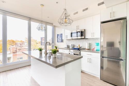 High Park-Swansea Hotel | Contemporary 3BR with Natural Light High Park North Nearest Intersection - Dorval Rd,