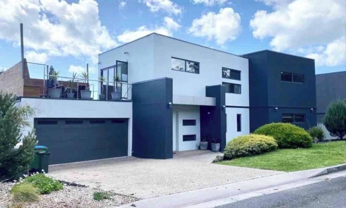 McCrae House | Contemporary 4-Bedroom Beach House with Pool Table and more!