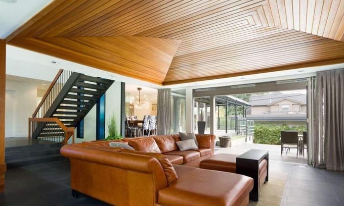 Oakridge House | Contemporary 5-BR West Side Home in Peaceful Area