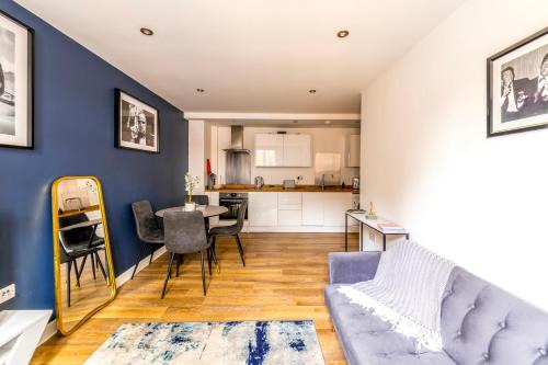 Abingdon Apartment | Contemporary Abbey Yard by Prescott Apartments