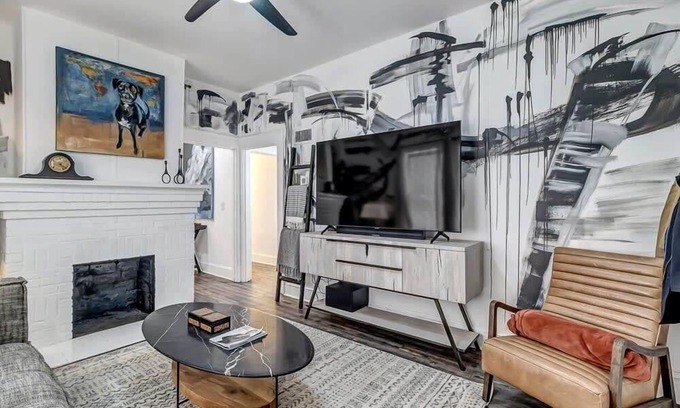Urban Core Apartment | Contemporary Apartment - 5 Min To TIAA Bank Field!