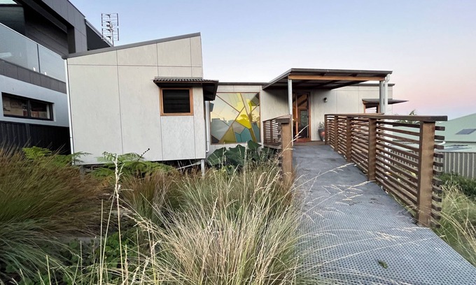 Coledale House | Contemporary beach house in Coledale. Ocean & Escarpment views. Pet friendly.