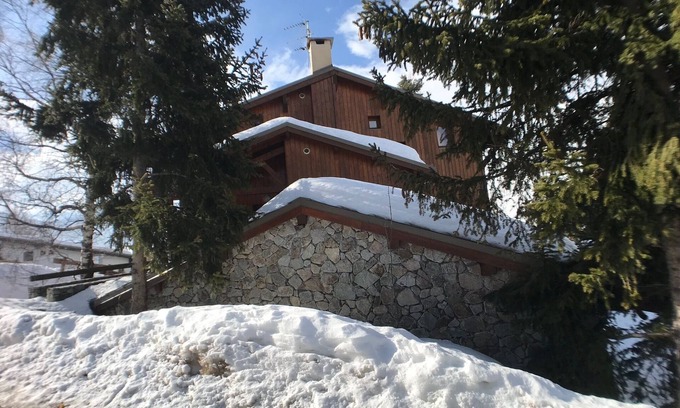 Les Deux Alpes Ski Chalet | Contemporary Chalet for 14, with Jacuzzi.