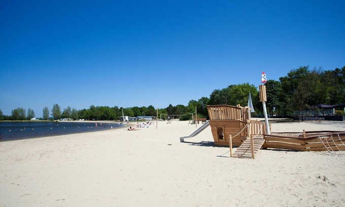 Hulshorst Ski Chalet | Contemporary chalet with dishwasher, in a holiday park on the Veluwemeer