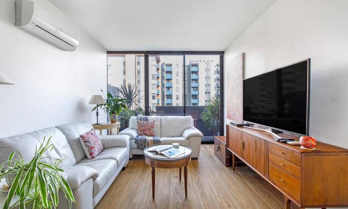 Carlton Apartment | Contemporary Comfort between Fitzroy and Carlton