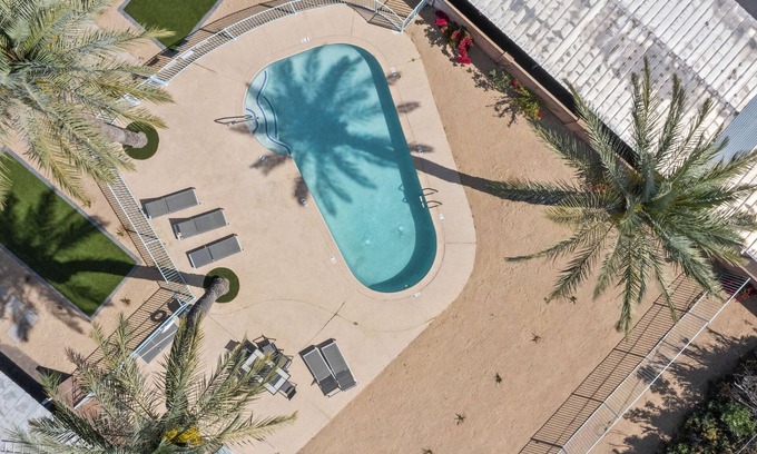 Camelback East Apartment | Contemporary Condo in Central Biltmore