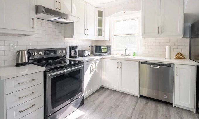 Dunnville Cottage | Contemporary, Cozy and Spacious Cottage