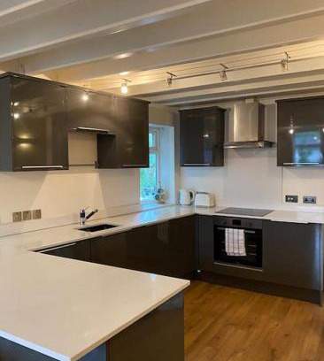 Offerton Apartment | Contemporary Duplex - Private Patio & Parking