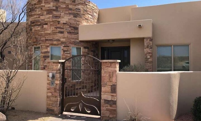 Las Cruces House | Contemporary Elegance