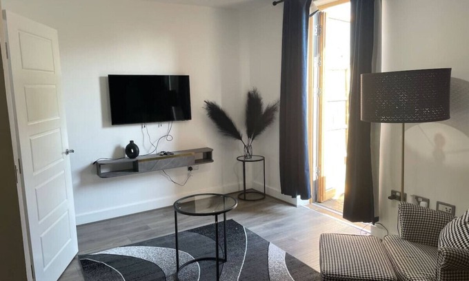 Dagenham House | Contemporary Haven: 4-Bed House in Dagenham