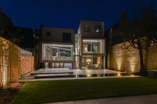 Woodstock Villa | Contemporary home in historic town