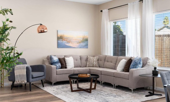 Sacramento Villa | Contemporary Home King Bed Fast Wi-Fi Central Sacramento Location
