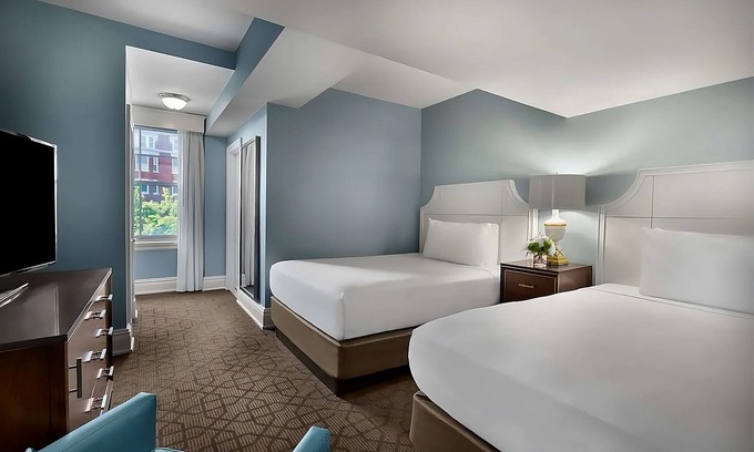Central West End Hotel | Contemporary Hotel in Central West End District! 3 Spaces, Parking, Outdoor Pool