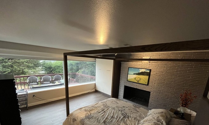 Seattle Metro Area House | Contemporary house Near DT Seattle!