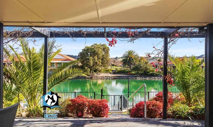 Encounter Bay Cabin | Contemporary Lakeside Stunner – 3 bedrooms & jetty