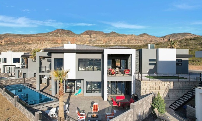 Hurricane House | Contemporary Lux ~ Private Poo&Spa Scenic Golf