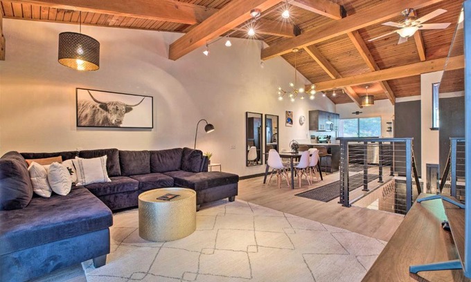 Mammoth Lakes Apartment | Contemporary Mountain Retreat - Walk to Slopes!