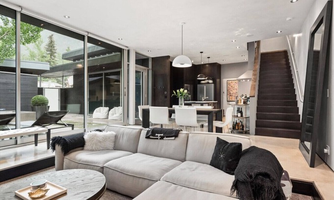 Aspen House | Contemporary Park Dale Townhome