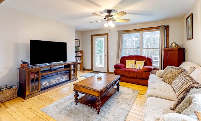 Eden House | Contemporary ranch with birch wood flooring, grill, & jetted tub - near skiing