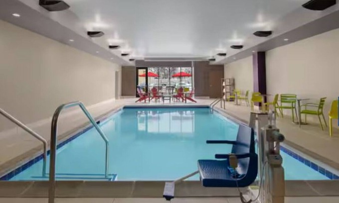 Des Moines Hotel | Contemporary Room Near Drake University and Airport – Prime Location!