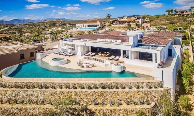 Ampliacion Juarez Villa | Contemporary Styled Six Bedroom Villa
