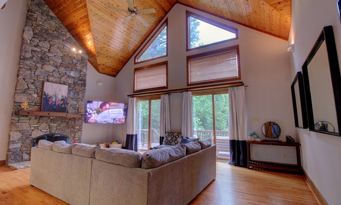 Bowling Green House | Contemporary woodland home on Lake Wylie with hot tub, sleeps 16