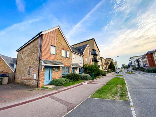Milton Keynes House | Contractor Accommodation Specialist, 3 bedroom house with FREE Parking, Wifi & Netflix!
