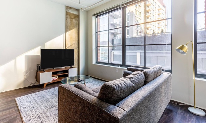 Eisenhower East Apartment | Convenient 1BR Near Dtwn DC & Metro w/ Amenities