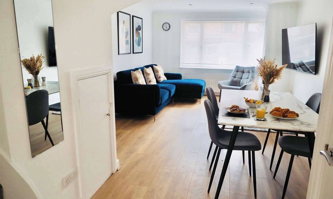 Taunton House | Convenient 2 Bedroom Home with Parking in Taunton