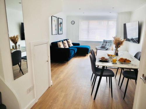 Taunton House | Convenient 2 Bedroom Home with Parking in Taunton