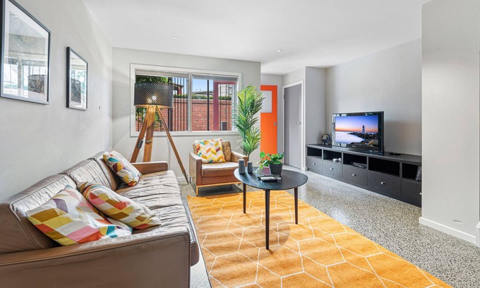 Port Melbourne House | Convenient Bayside Living at the Edge of the City