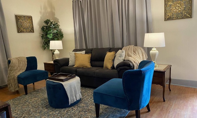 Knoxville House | Convenient & cozy great for couples or small families!