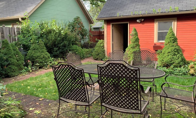 Summit - University House | Convenient Home Near The Best Restaurants and Bars! 3 Beds + Free Coffee
