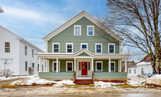 Weston House | Convenient in-town house, river view, dog-friendly, deck, kitchen, w/d, TV, wifi