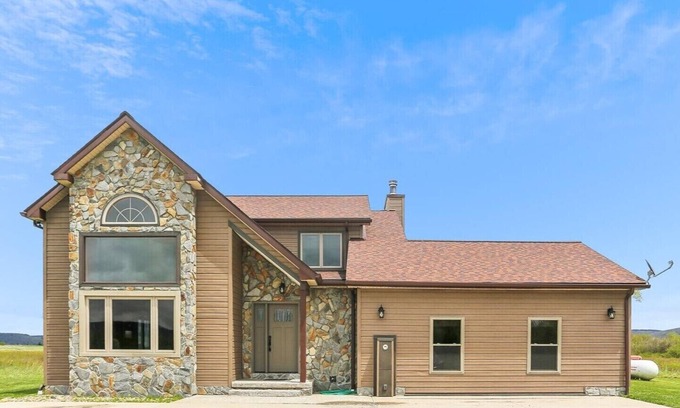 Davis House | Convenient location for your mountain vacation. Welcome to Coyotes Den!