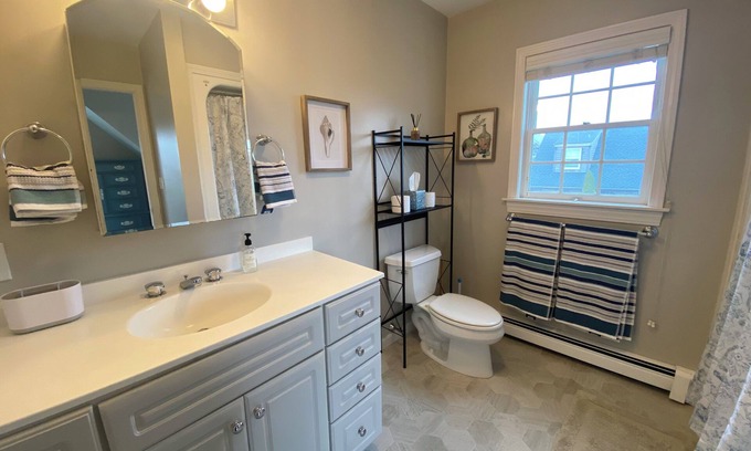 West of Town House | Convenient Mid Island House Nantucket-5 Bedrooms
