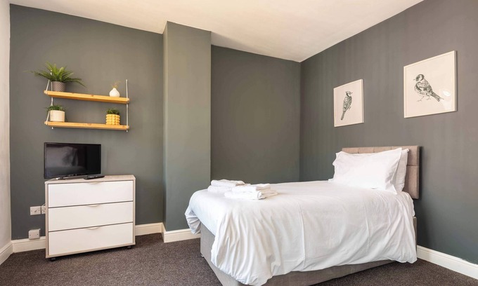 Doncaster House | Convenient Room in Doncaster House With Kitchen