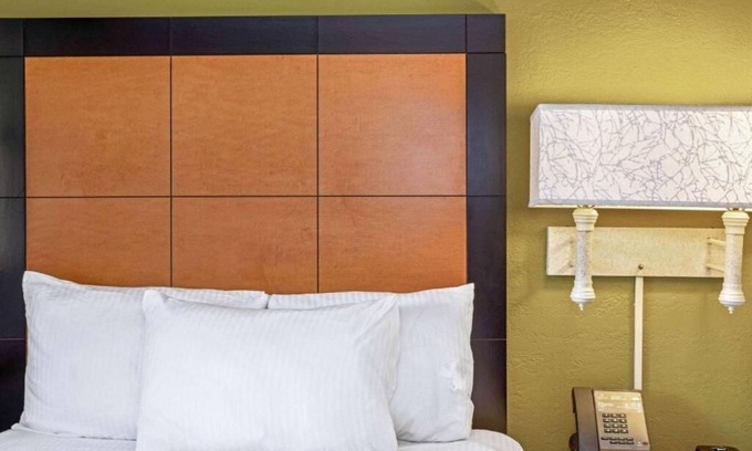 Orlando Hotel | Convenient Room Just Minutes Away from Orlando International Airport | Breakfast