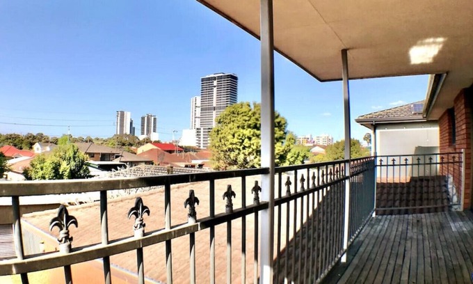 Liverpool Condo | Convenient Spacious 2-bedrooms with Free parking