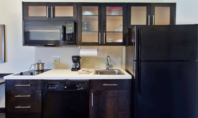 Horsham House | Convenient Stay in Horsham! 2 Comfortable Units, Pets Allowed, Parking